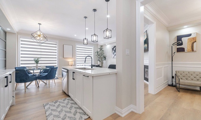 Brampton Casa | Modern Retreat with Loft & Spa-Like Jacuzzi Tub