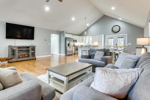 Maggie Valley Casa | Modern Retreat with Mtn Views in Maggie Valley!