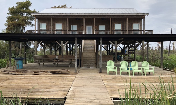 Akers Casa | Modern River Camp Ubicado en Akers, LA, al lado del famoso Sun Buns Bar and Grill