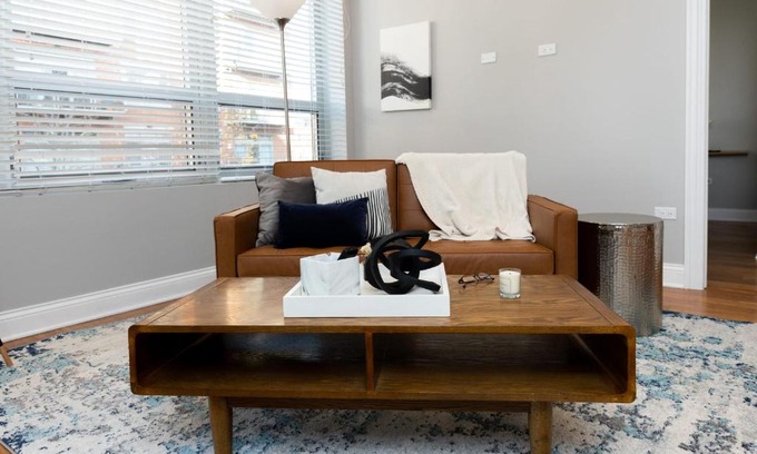 River West Apartamento | Modern River West 2BR with W&D by Zencity