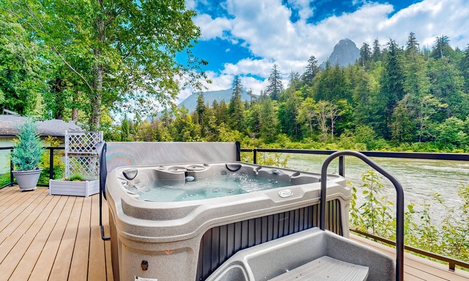 Gold Bar Casa | Modern riverfront home with hot tub, gas grill and patio