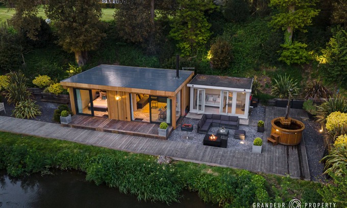 New Forest District Cabina | Modern Riverside Lodge with Hot Tub in Sopley, New Forest.