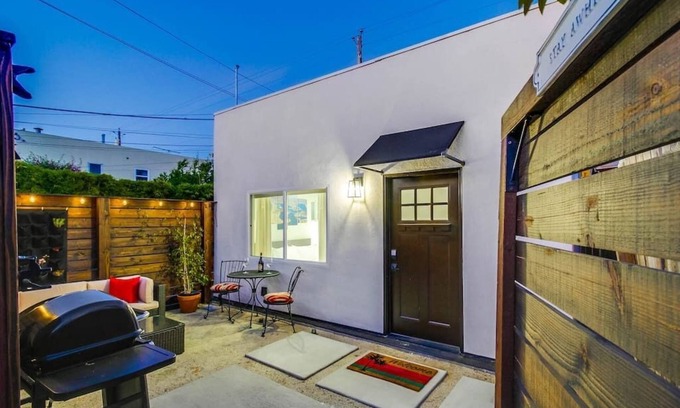 Kensington Casa | Modern & Romantic Studio | Private Entrance