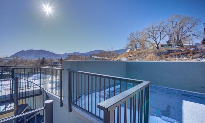 Colorado Springs Apartamento | Modern Rooftop Patio New-build Townhome in COS