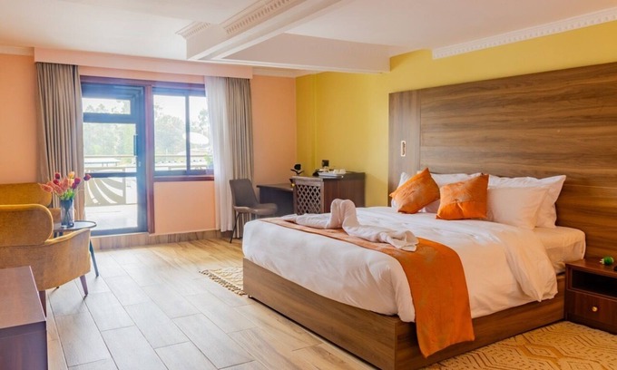 Langata Cama Y Desayuno | Dormitorio moderno y desayuno en el Karen Plains Hotel Nairobi, con balcón