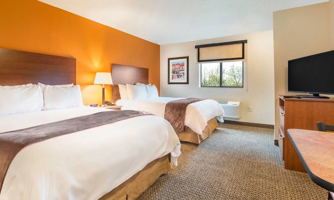 Hastings Hotel | Modern Room w/ Kitchen – Close to Local Attractions & Major Highways