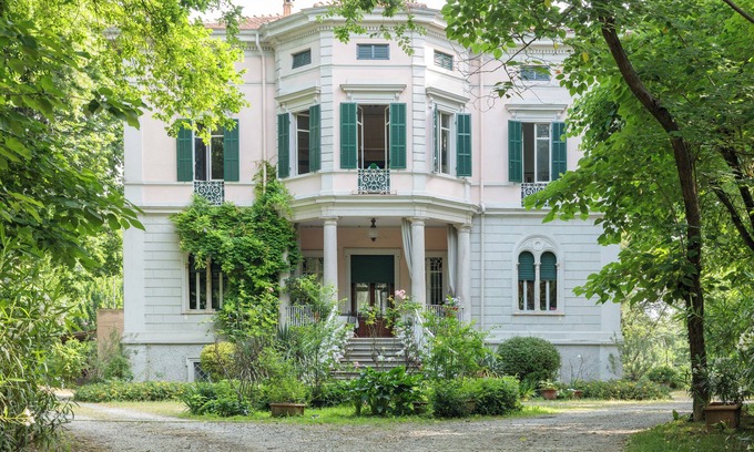 Parma Cama Y Desayuno | Modern" double room with bathroom in a late 19th century villa