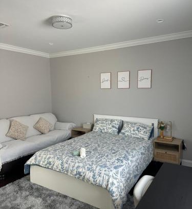 Hicksville Casa | Modern Room with Cozy Vibes
