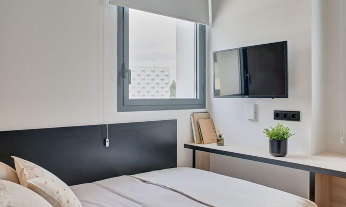 Milagrosa Apartamento | Modern Room with High-Speed Wi-Fi in Pamplona