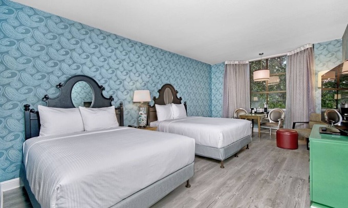 Downtown San Francisco Hotel | Modern Room with Pool Access, Fireplace & Free Breakfast in San Francisco