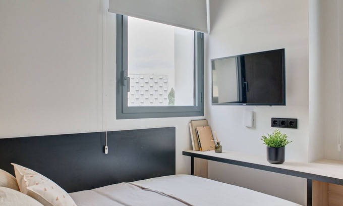 Milagrosa Apartamento | Modern Room with Wi-Fi in Pamplona, Sleeps 2