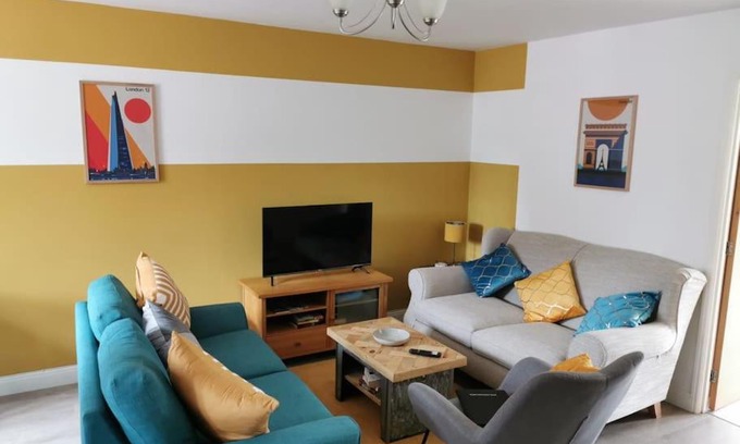 Pershore Casa | Modern Roomy 3 BR Home Pershore
