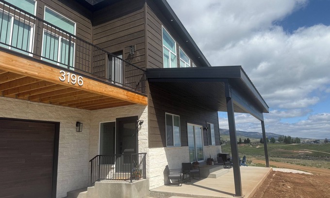 Sweetwater Casa | Modern Rustic Cabin - Sleeps 26 - Hot Tub, Theatre, Pickleball, Putting Green