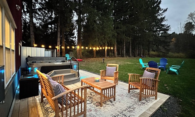 Ithaca Casa | Modern Rustic Retreat- King bed, hot tub, wineries, waterfalls, hiking, Cornell