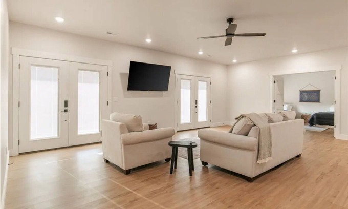 Strafford Casa | Modern Rustic Retreat, Spacious 6 Bedroom Home on 33acres with Private Pond