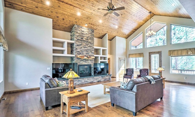 Sierra Pines Cabina | Modern-Rustic Show Low Cabin: Fire Pit, Grill