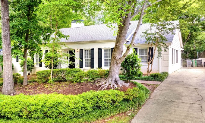 Charlotte Casa | Modern/Rustic style Ranch in South CLT w King en Suite, Fenced In, Large Deck!
