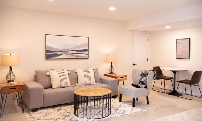 Briargate Apartamento | Modern Rustic Retreat - gorgeous, private walkout