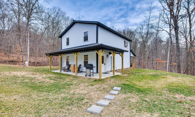 Wolf Run Cabina | Modern Salineville Cabin on 13 Acres w/ Fire Pit!