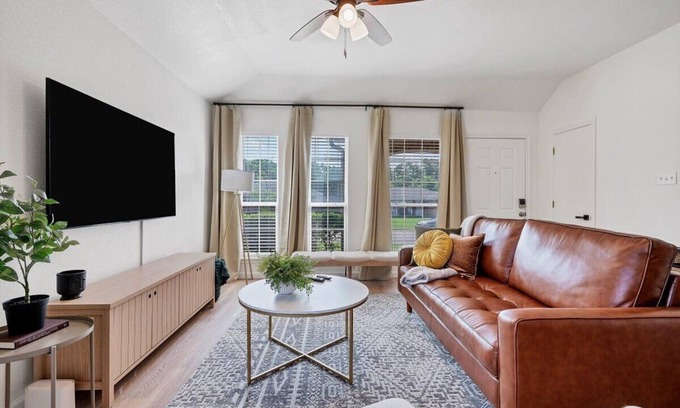 Temple Casa | Modern Sanctuary Getaway Minutes Away From Major Shopping Areas in Central TX