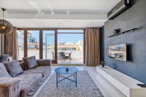 Tower Road Apartamento | Modern Seaside Penthouse Jacuzzi BBQ Sun Deck