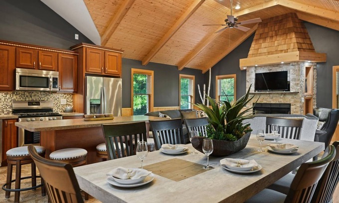 Necedah Cabina | Modern, secluded luxury cabin near Castle Rock & Petenwell Lakes + Wisc. Dells