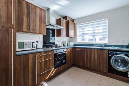 Ewloe Casa | Modern Semi detached in a quiet location, Driveway parking