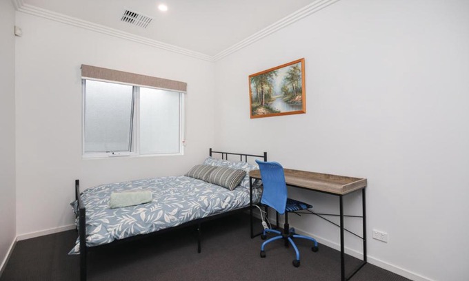 Oaklands Park Casa | Modern Share house, private bedroom with double size bed, 7min to beach