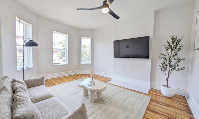 Shaw Casa | Modern Shaw Retreat -Office, Family, & Pet Friendly Walkable to Tower Grove Park