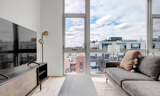 Shaw Apartamento | Modern Shaw Studio w/ Gym & W/D, near Metro & U St Bars, by Blueground