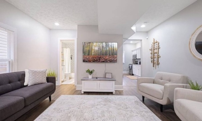Shelby Park Casa | Modern Shelby Park House|3 King Bedrooms|Backyard