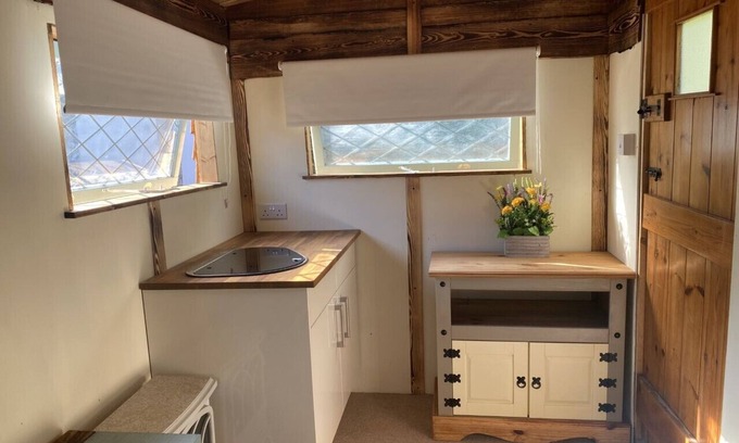 Turnchapel Cabina | Modern Shepherd's Hut at St Anne's