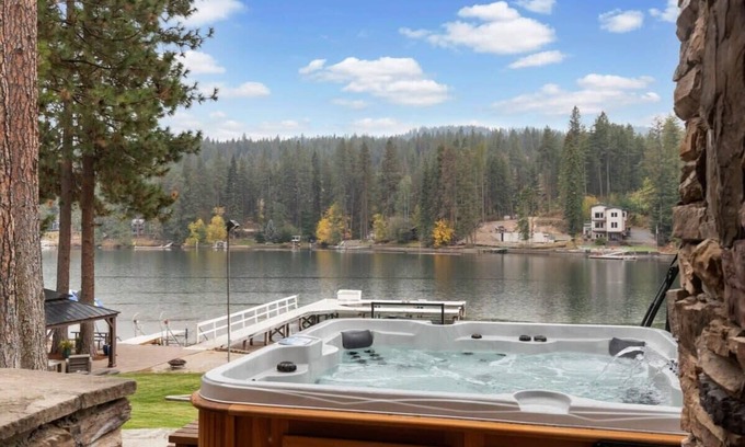 Post Falls Casa | Modern Shoreline | Waterfront on Spokane River