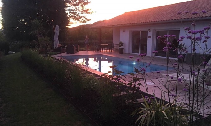 Saint-Pee-sur-Nivelle Casa | Villa moderna en planta baja con piscina y vista Rhune, muy bien orientada