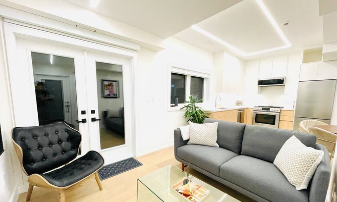 Upper Beaches Apartamento | Modern smart apartment steps to beach and shops