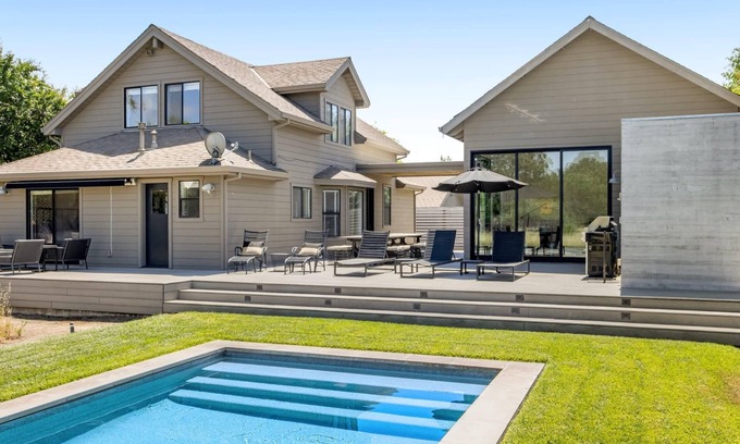 Geyserville Casa | Modern Sonoma Home w Private Pool & Vineyard Views