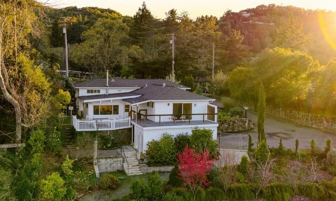 Santa Rosa Casa | Modern Sonoma Stay w Spacious Deck Views Prime Location Bennett