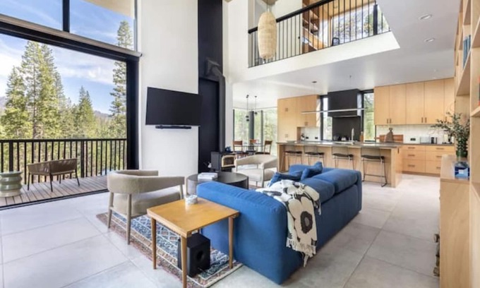 North Wawona Cabina | Modern Sophistication Bathed in Natural Light