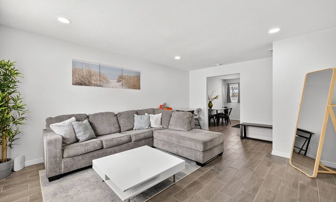 Sun Bay South Apartamento | Modern South Tampa Retreat Near Beaches, Dining & Airport