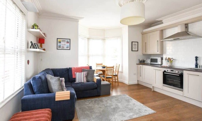 Southville Apartamento | Modern Southville Apartment, 5 Min Walk to Centre