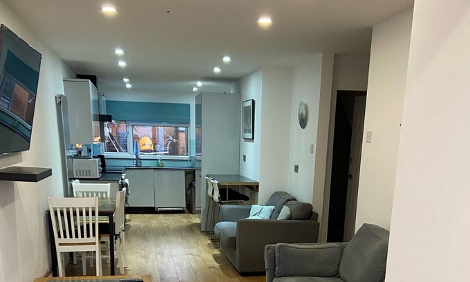 Birchanger Casa | Modern Spacious Corporate House
