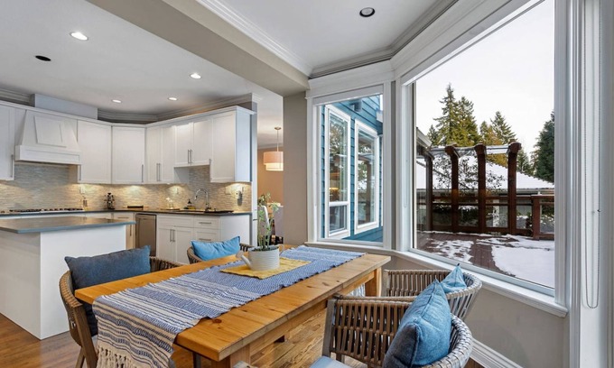 Lynn Valley Casa | Modern Spacious Retreat