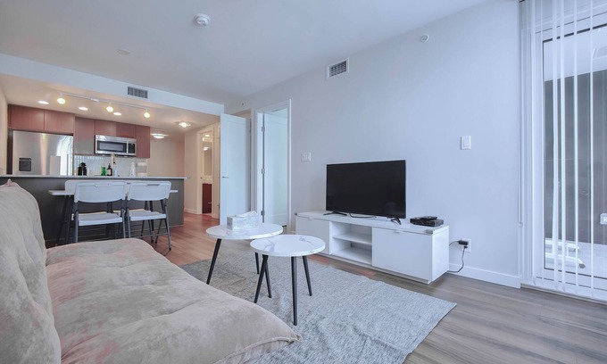 Golden Village Condominio | Modern & Spacious 1.5 BDR Condo near YVR & Costco