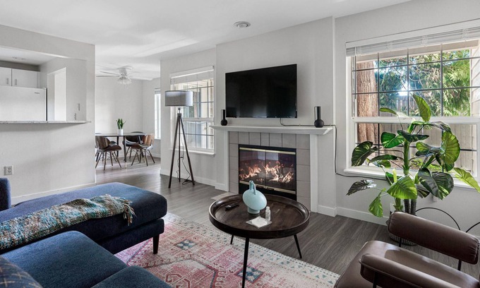 Town Center Apartamento | Modern, Spacious 2BR Condo in Woodinville