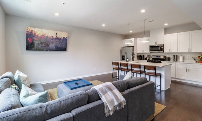 Southeast Casa | Modern & Spacious ~ 3bd 3ba RoofDeck