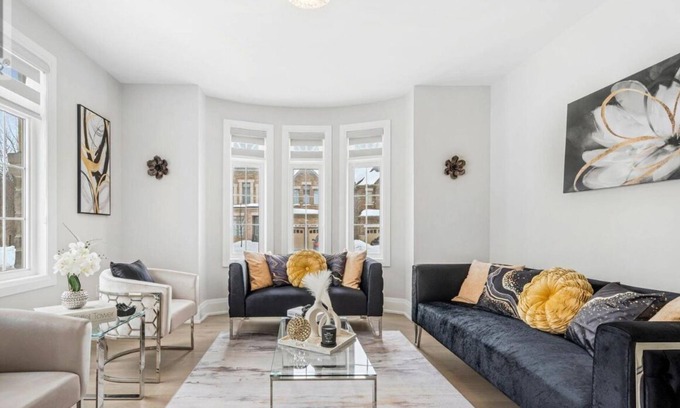 Brampton Casa | Modern Spacious 4-bedroom house with WiFi, AC in Brampton