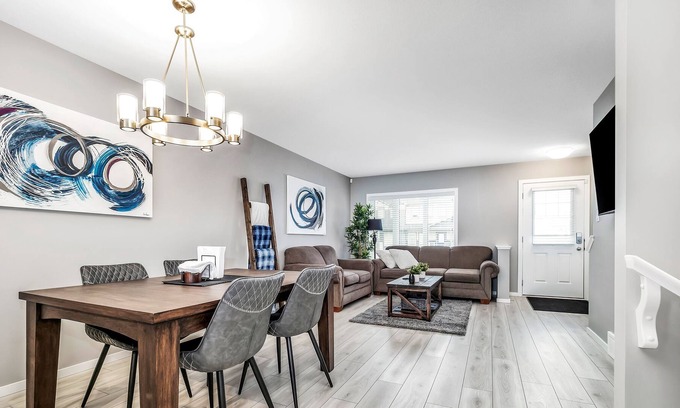 Lethbridge Casa | Modern & Spacious 4-BR, 3.5 Bath, Townhouse