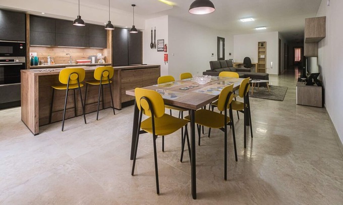 Luqa Apartamento | Modern, spacious and easily accessible apartment in Luqa, Malta sleeps up to 6