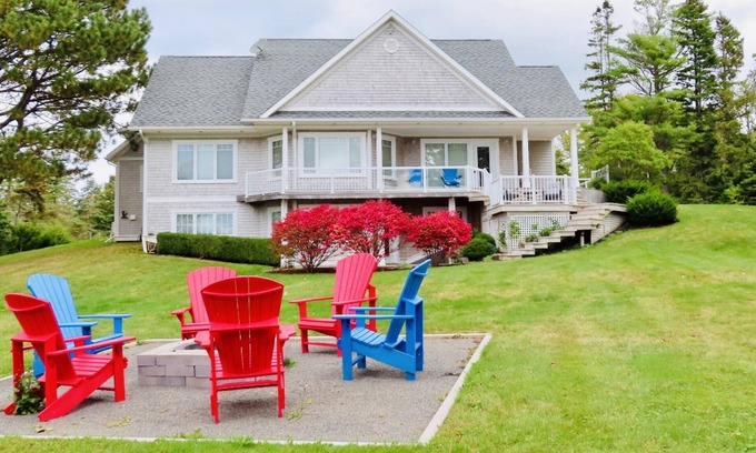 Stanley Bridge Casa | Modern, spacious 4 bedroom waterfront vacation home near Cavendish