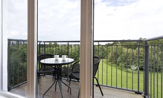 Restalrig Apartamento | Modern, Spacious City Apartment, Lift, Balcony, Free Wi-fi & Parking, Fab views,